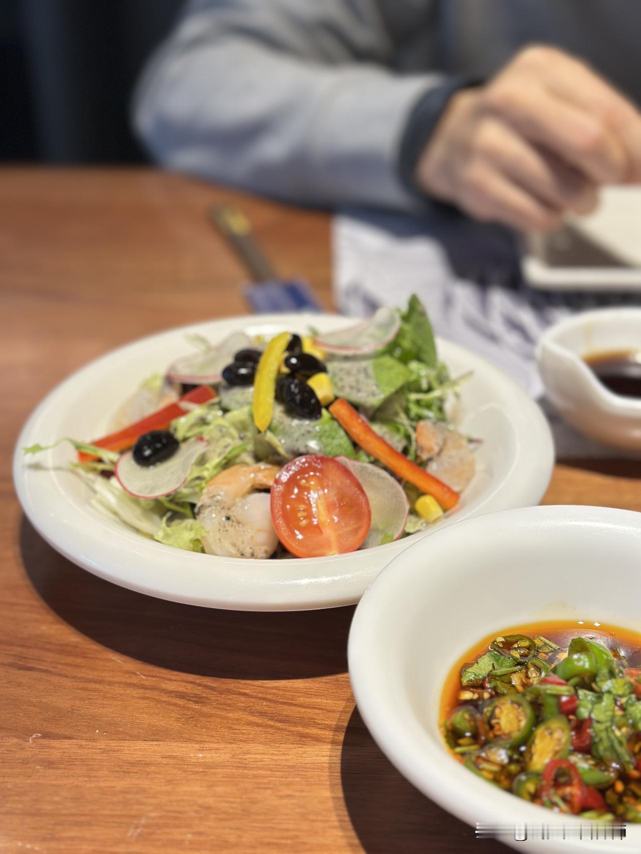 减肥只靠吃蔬菜行吗?
当然不行！蔬菜大多是低热量食物，只吃蔬菜确实能瘦！但长期这