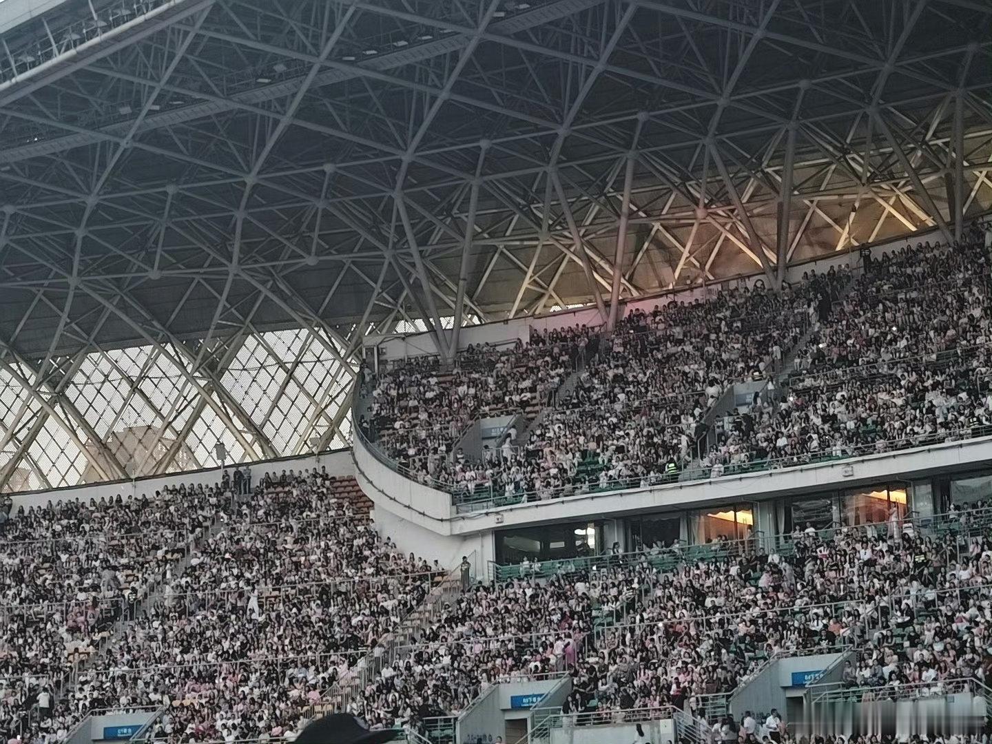 汪苏泷贵阳演唱会上座率汪苏泷贵阳上座率汪苏泷贵阳演唱会现场人气好火爆！从下层看台