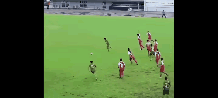 煮熟的鸭子飞了，[捂脸]估计肠子都悔青了，要吸取教训，以后进了球再嘚瑟吧。[捂脸