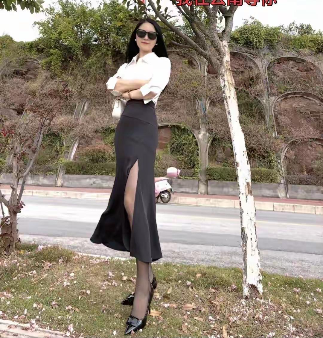女朋友和1000万选哪一个我选择1000万，有钱后提升自己内在，包装自己形象，有