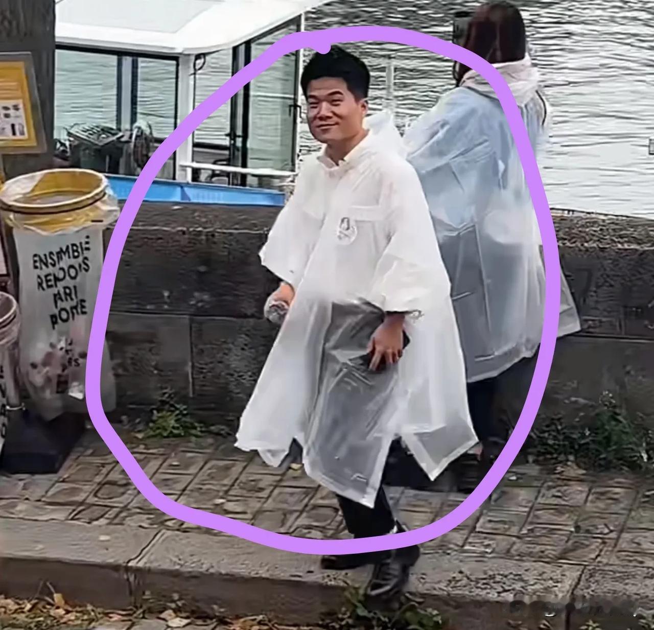 哎呀，商业奇才董宇辉也跑去巴黎了！
这心理素质真好啊，我崇拜董总，风头浪尖上，还