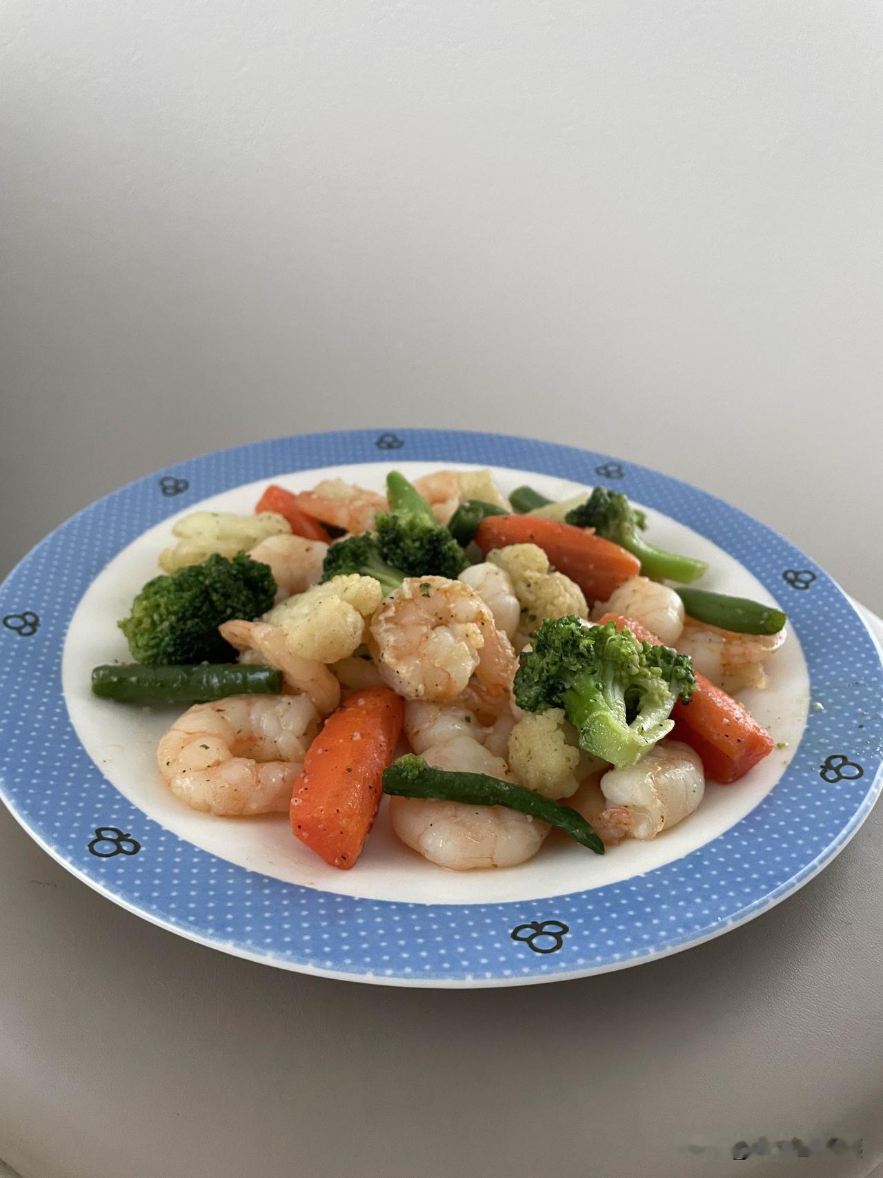 但是我比较注重色彩搭配，就是常说的讲究卖相呗。比如这盘菜，粉红的虾仁配上西兰花和