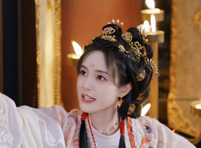云秀行 李一桐这段真的好可爱，看热闹不怕事儿多的小眼神儿亮晶晶的，整个人都在发光