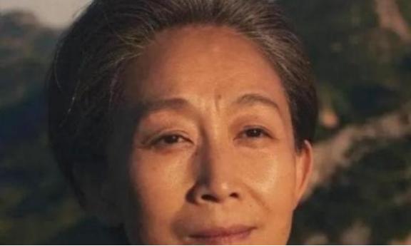 1971 年，清华大学叶文洁背叛人类，擅自向太空中发射电波，8 年后竟收到神秘回