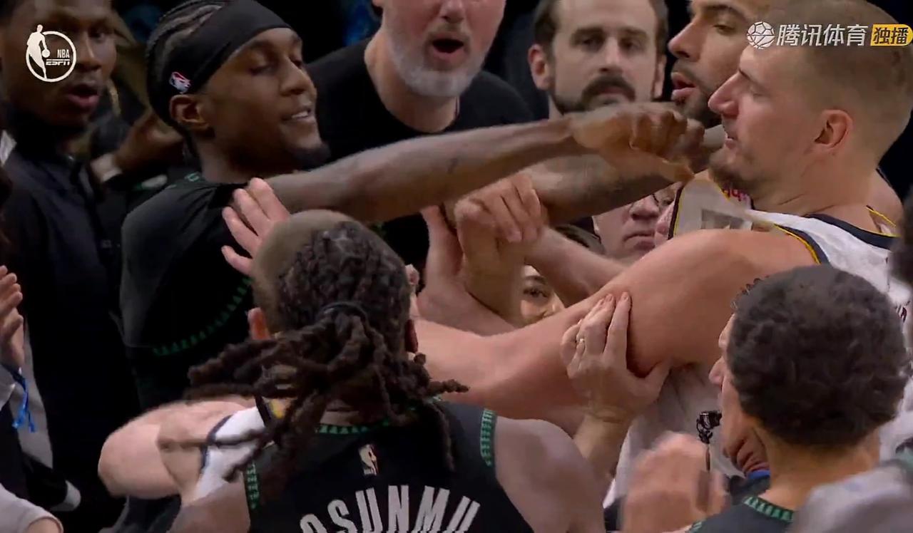 1-3落后仍有机会！约基奇用自己的拳头激励队友！

森林狼球员麦克丹尼尔斯在掘金