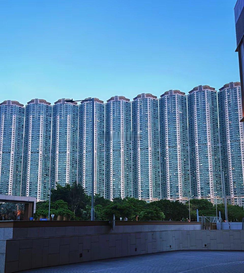 李嘉诚开发的香港映湾园小区，10万一平米，入住率出奇的高。 未来十年，经济的出路