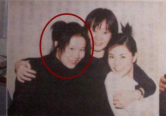 当年王菲和黎明张学友合影，她笑得好开心呀。那时的王菲，笑容好有感染力，可爱明媚又