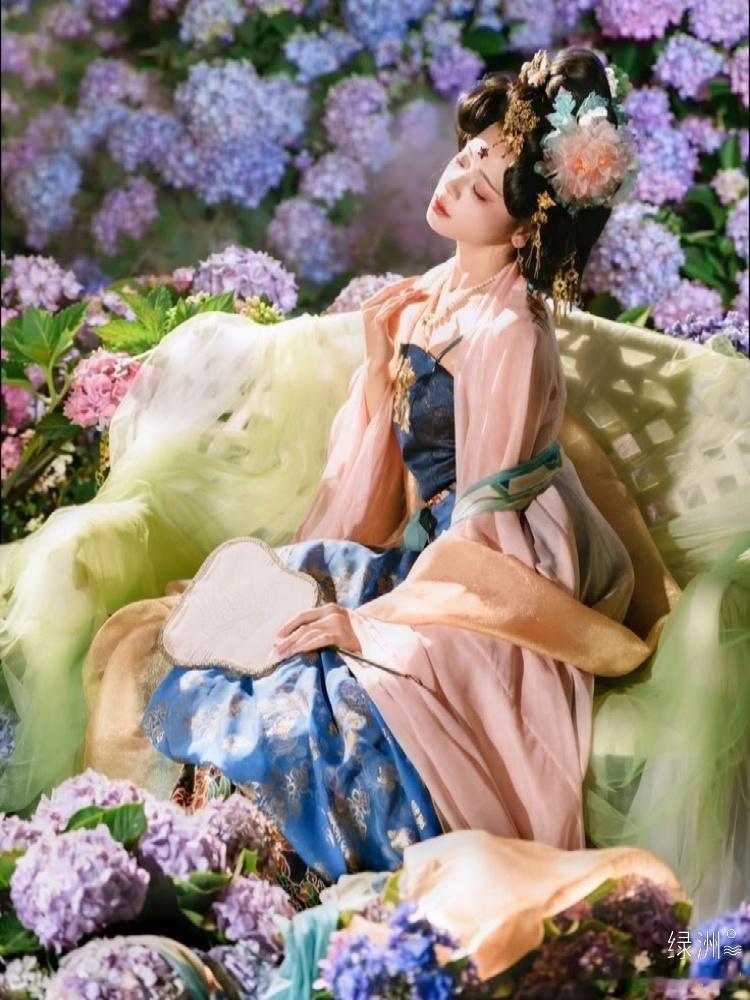 繁花围绮席，罗袖拂香风。倦卧群芳里，清欢入梦中。  ​​​