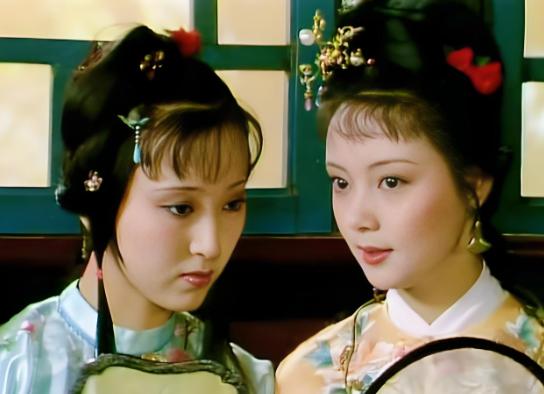 林语堂说：

如果你要了解一个人的秉性，
只需一招。

看他喜欢完美无缺的薛宝钗