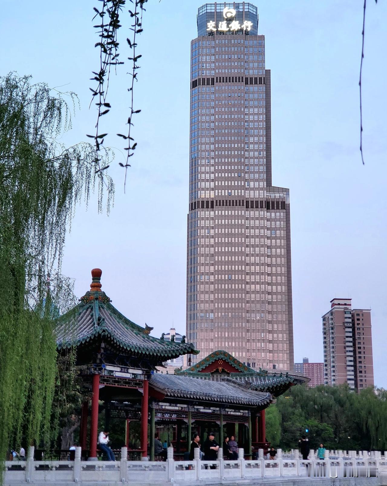 太原的古今建筑，在迎泽公园表现得十分明显，滨湖国际和澜庭水榭相得益彰！迎泽公园随
