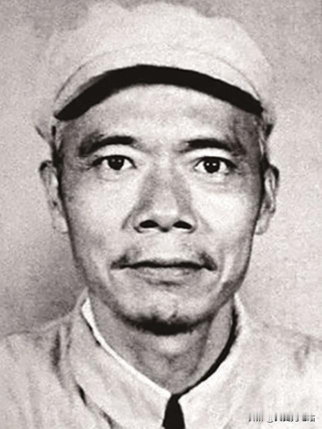 1937年，地下党员涂作潮和邻居围坐在热闹的牌桌旁，突然间，邻居的表情变得紧张，