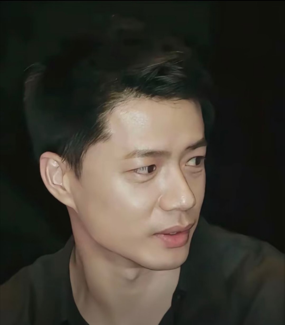 段奕宏嘴唇 越老越薄段奕宏年轻时候的嘴巴长得特别有特色，嘴角是向下的，但是嘴巴特