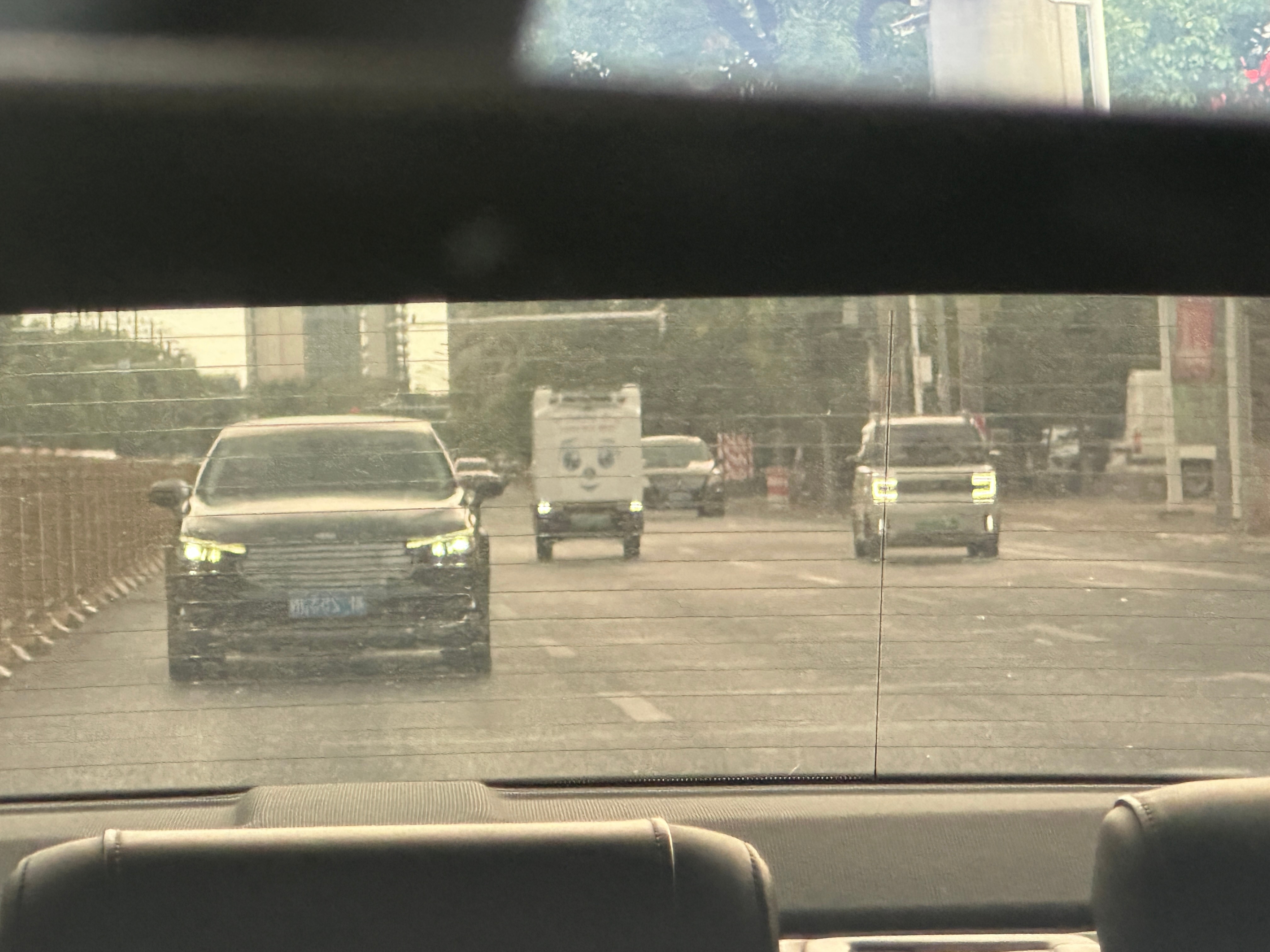自动驾驶都没有被允许，无人车到底是怎么过得法规？这个呆呆的，在路中间不动[允悲]