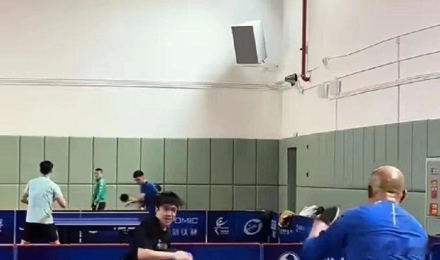 猜得没错，肖指导和胖头之间的陪练，这可是国乒的秘密武器。小胖退役后，大头成了重点