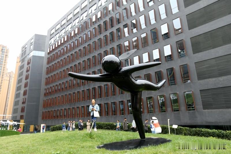 聪明的大脑是怎么形成的呢？我觉得先天基因有一定作用。就像有些孩子从小就对数字、语