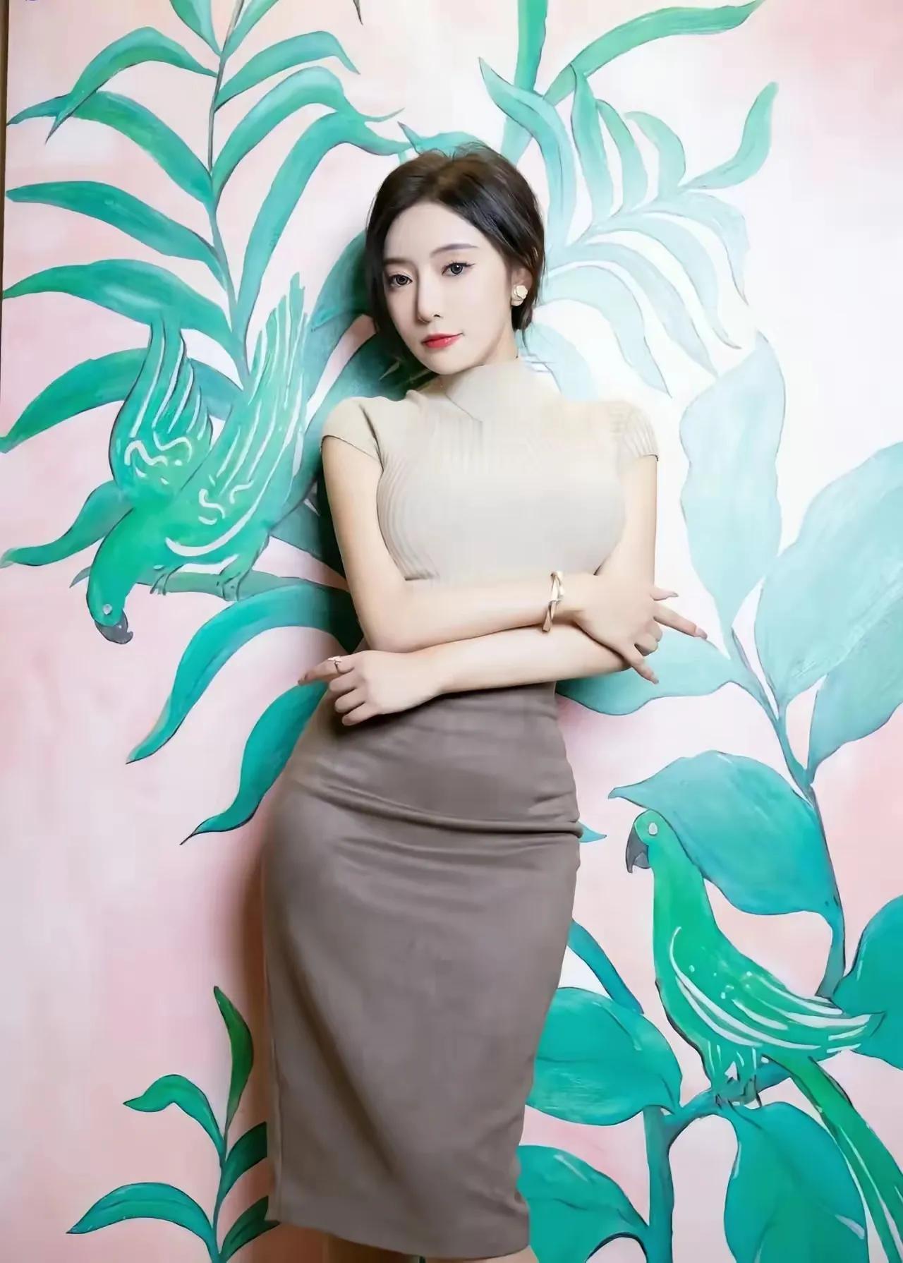 时尚优雅，尽显女性魅力。