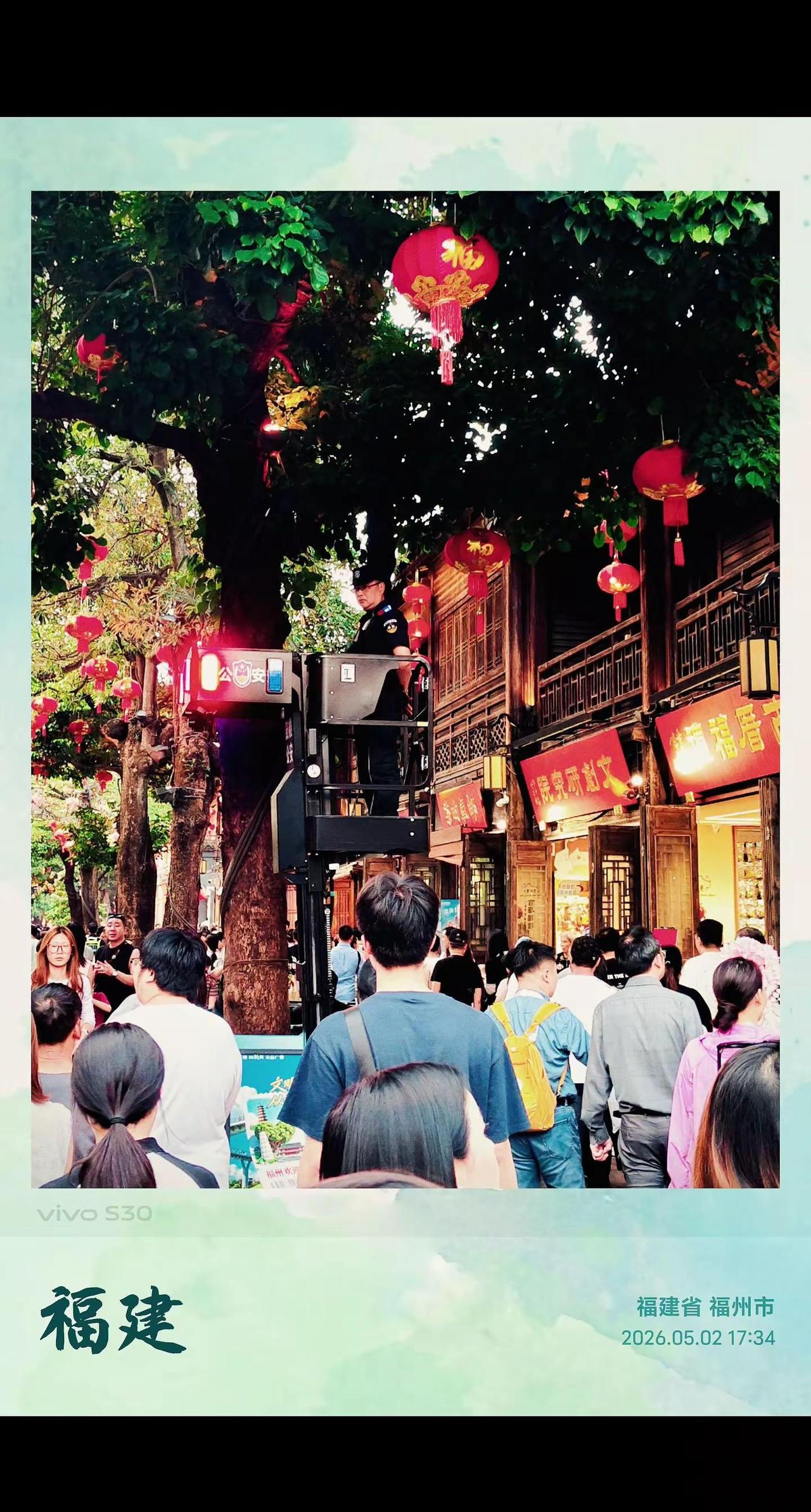 警服是铠甲也是日常，巡逻时是邻家大哥，出警时是无畏战士。万家灯火里，你用脚步丈量