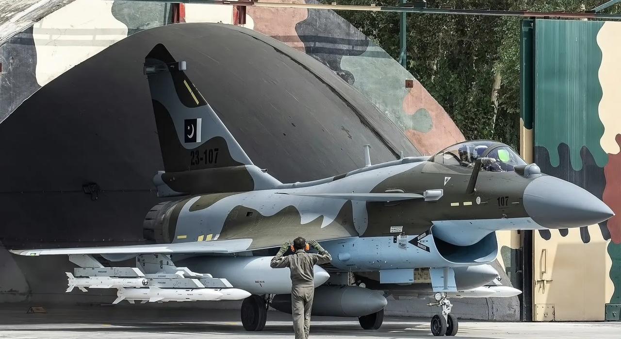 巴基斯坦空军歼10CE从加固机堡中滑行出来，威风凛凛、杀气腾腾。
3具副油箱+4