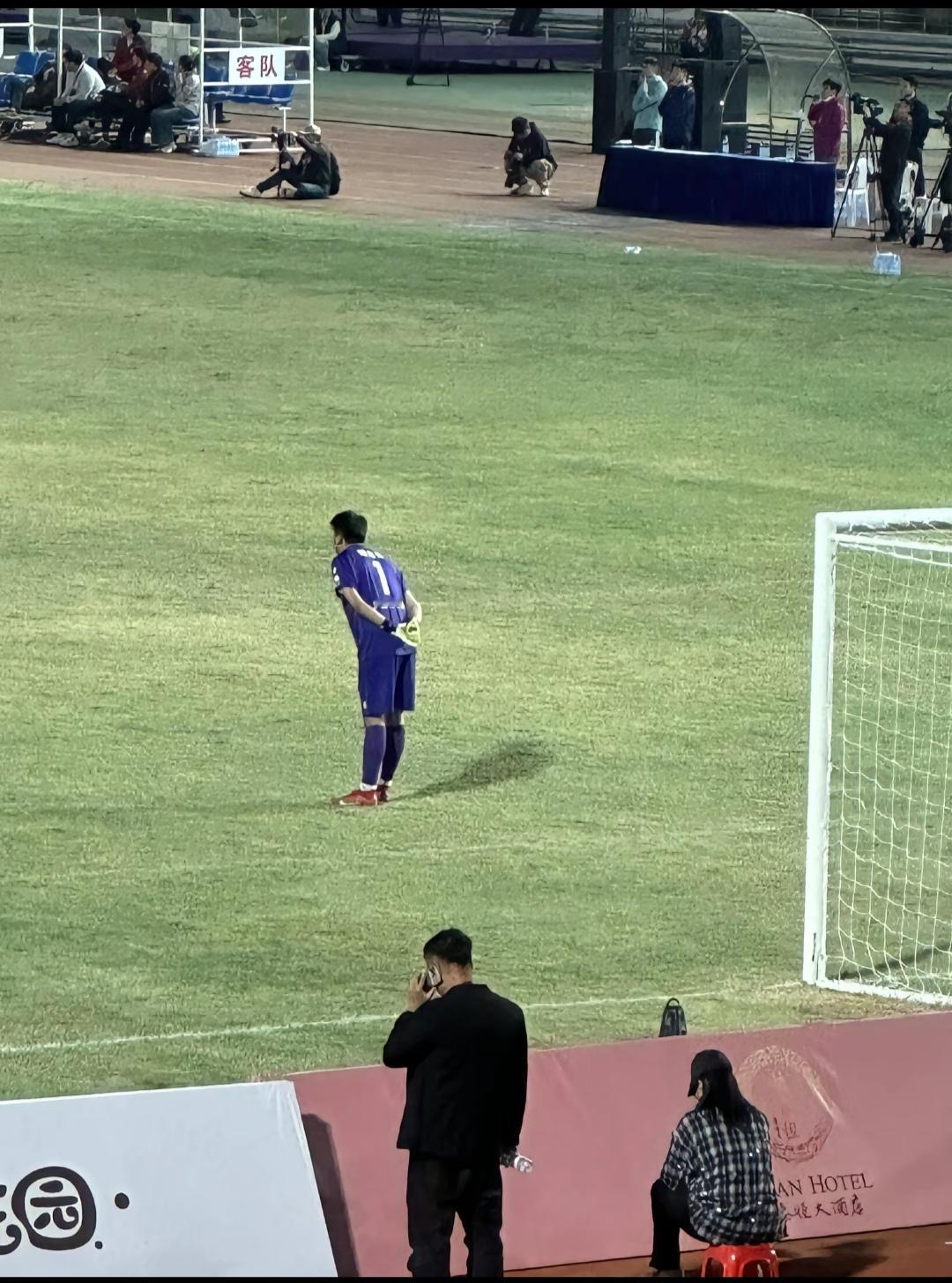 常州昨天跟莆田踢了一场比赛3比1。

场面很轻松，常州门将顾志强很无聊。

莆田