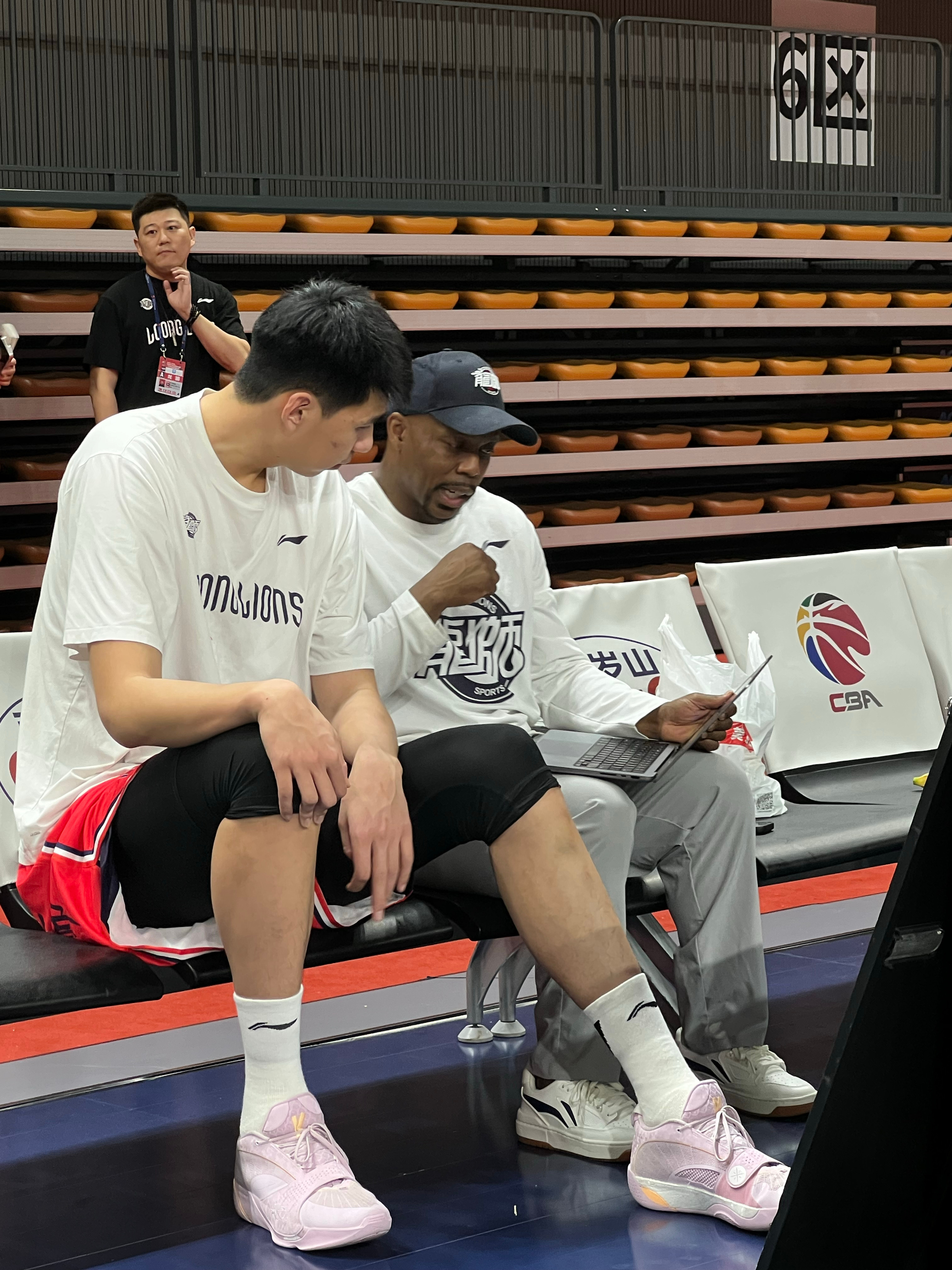 这对“最萌身高差”师徒也很好嗑！徐昕的“进步最快球员”离不开米切尔教练的毫无保留