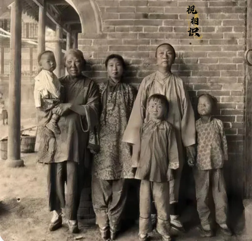 1908年，河南开封，一家“裹着小脚”的祖孙三代合影，镜头中可以看到，最引人注目...