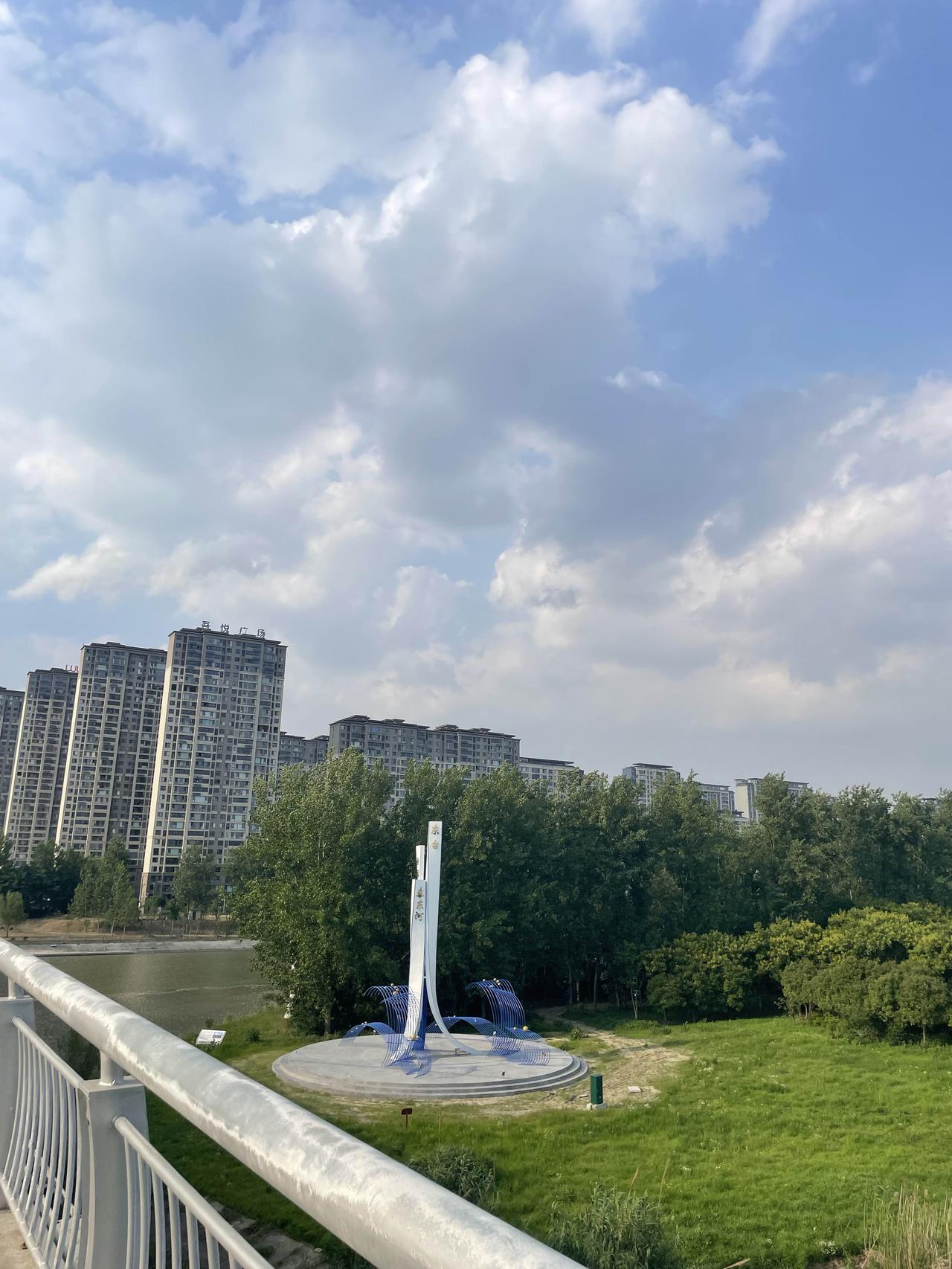 江苏省东台市几条高速的建成和意义，东兴高速打通了东台市西向的出口加速了盐靖高速的