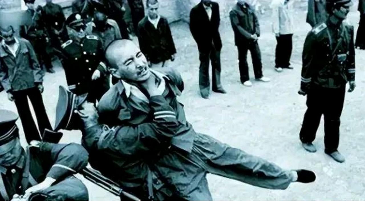 1985年，山西省某处山坡上，一队武装警察，正准备对死刑犯执行枪决。战士们端起枪