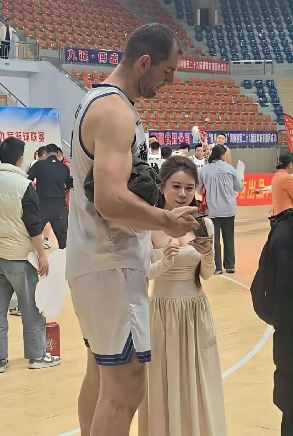 总算加到一个外国友人微信啦，好开森哦！[呲牙]