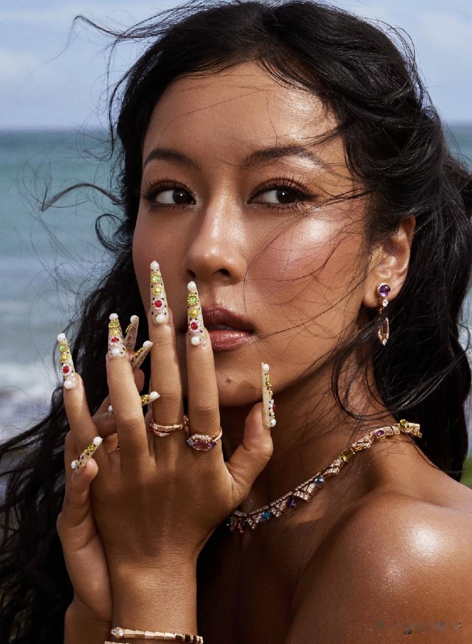 吉克隽逸海边大片出圈，被称黑色美人鱼，野性氛围感直接拉满
 
吉克隽逸一组海边时