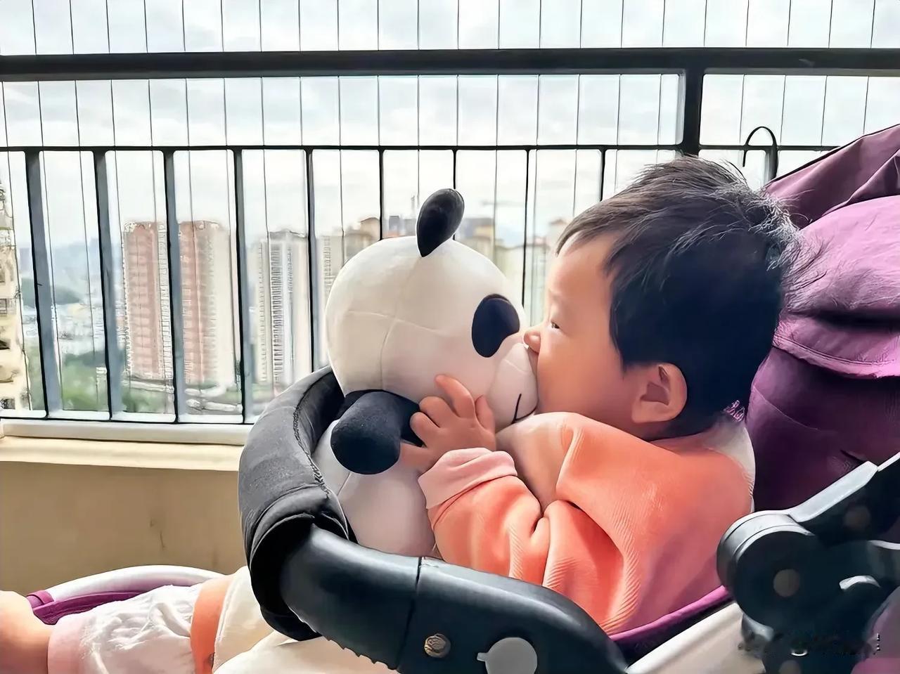 （1098）：孩子，早上好。妹妹很喜欢这一只小熊猫，是一位远方的朋友所赠，妹妹整