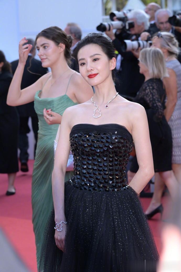 #戛纳电影节# 红毯刘诗诗黑曜石纱裙，东方美女。 ​​​