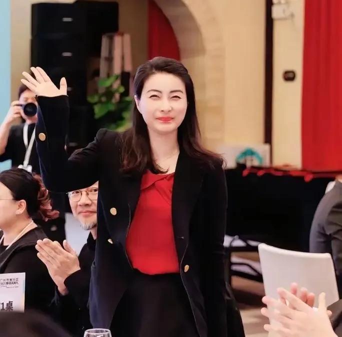 43岁的郭晶晶再传喜讯，时隔9年补领国际游泳名人堂奖项，荣誉升级。丈夫霍启刚专程