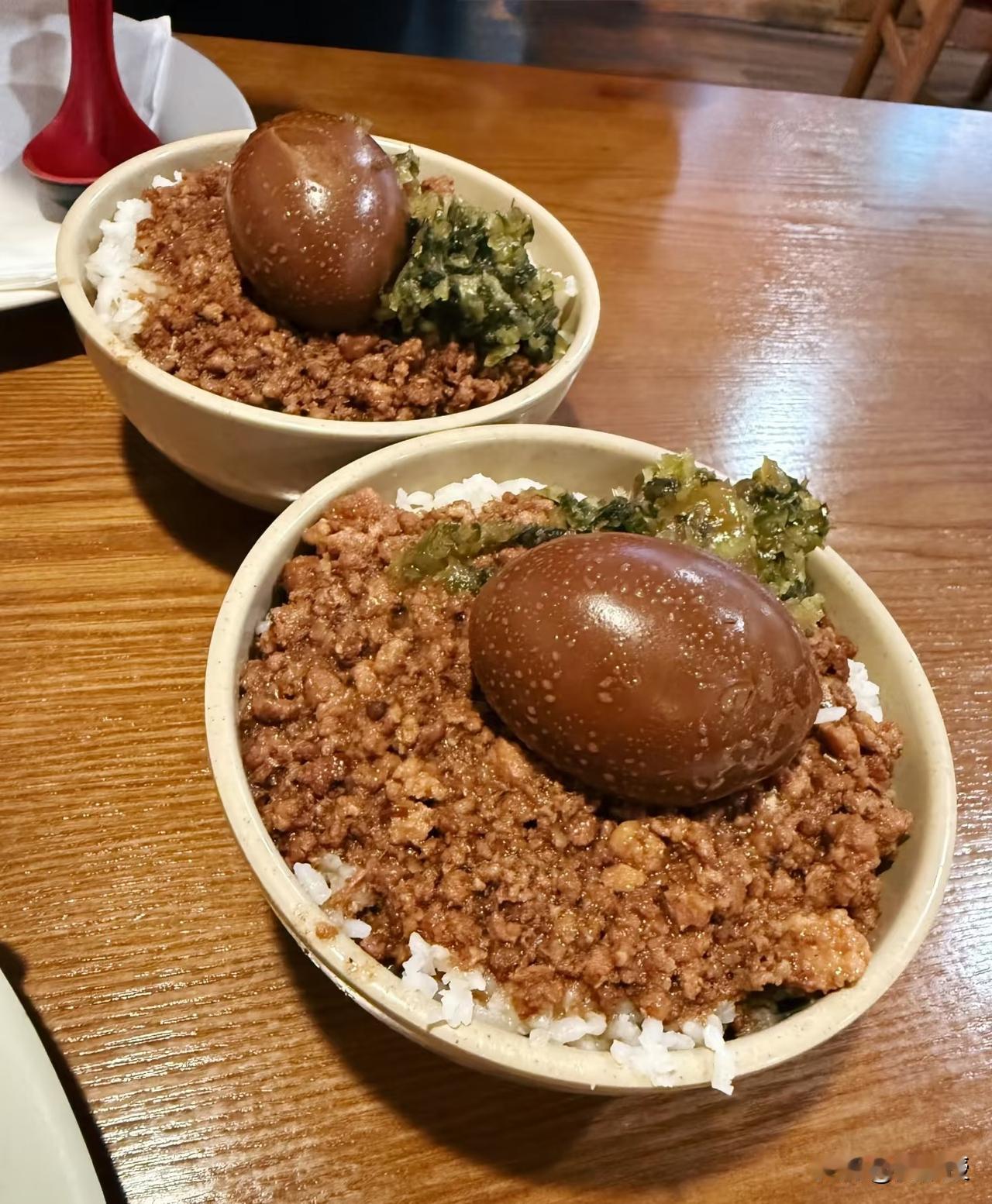在美国🇺🇸首都华盛顿这种地方
一大碗卤肉饭只卖4.95美元
肉燥给得冒尖，碗