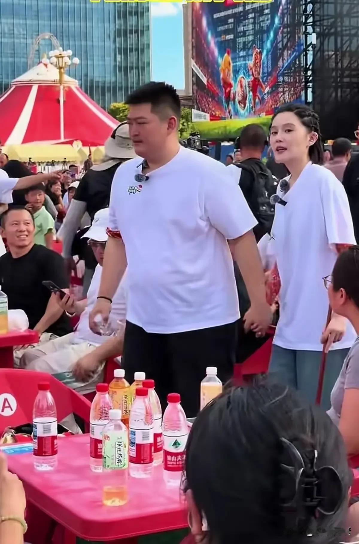 不张狂、为人谦虚，干自己喜欢的事，虽然有父亲的光环也是阻挡不了的。球球和大牛，希