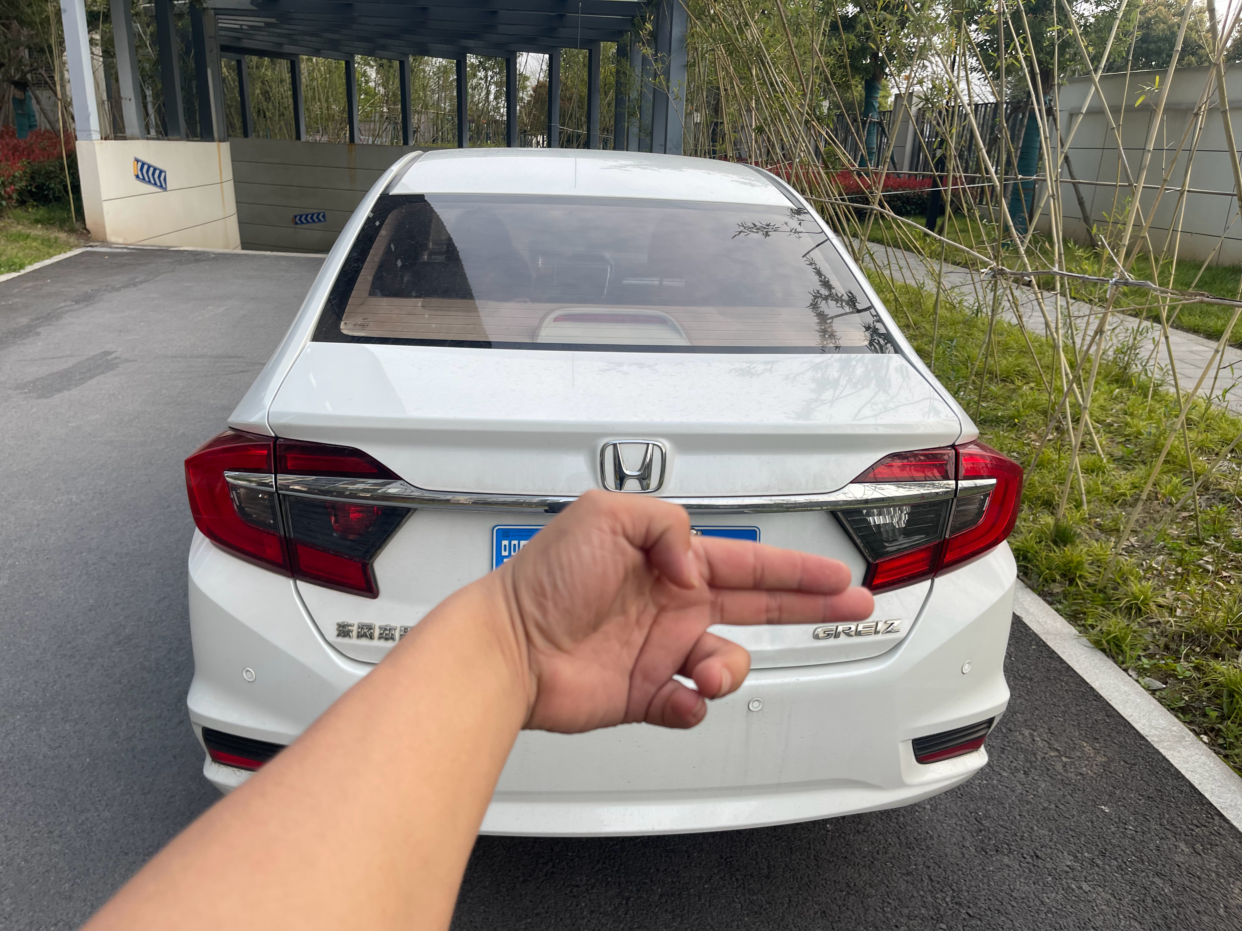 兄弟们 买了一台2018年上牌的哥瑞，大学同学弟弟的爱车，三个面喷漆，1.5L自