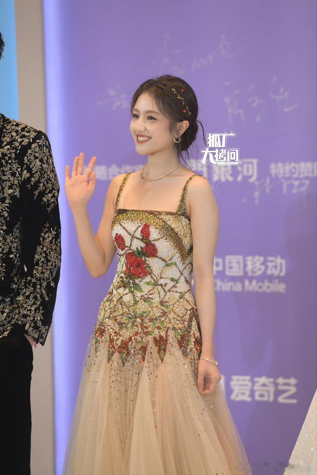 李兰迪今天完全油画少女 眉眼如画说的就是她吧！柔和弯眉搭配精致眼妆，卧蚕提亮尽显