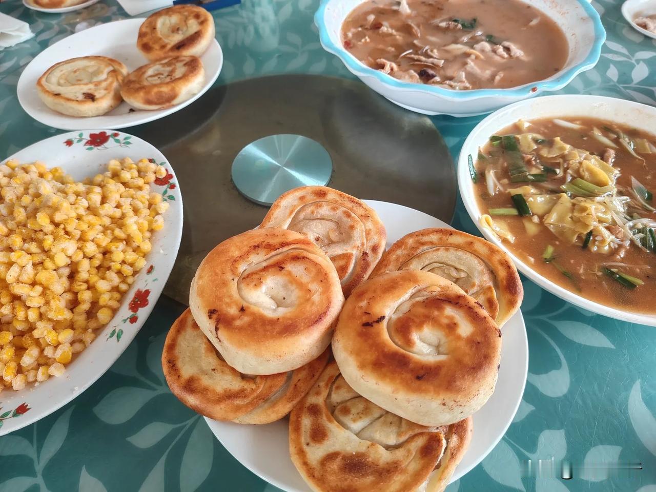 又来，乐亭县马头营
吃肉饼。乐亭传统美食之一。
纯正，好吃。
还点了四道菜，特别