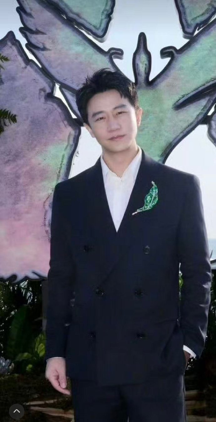 黄轩用的是老年机吗 刚看到黄轩新动态里的照片，那模糊感就像隔着雾看风景，我忍不住