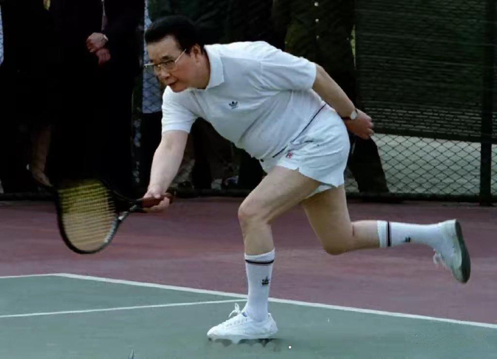 1993年，李鹏和新加坡总理吴作栋切磋网球球艺。难忘的瞬间，珍贵的镜头，温馨的画