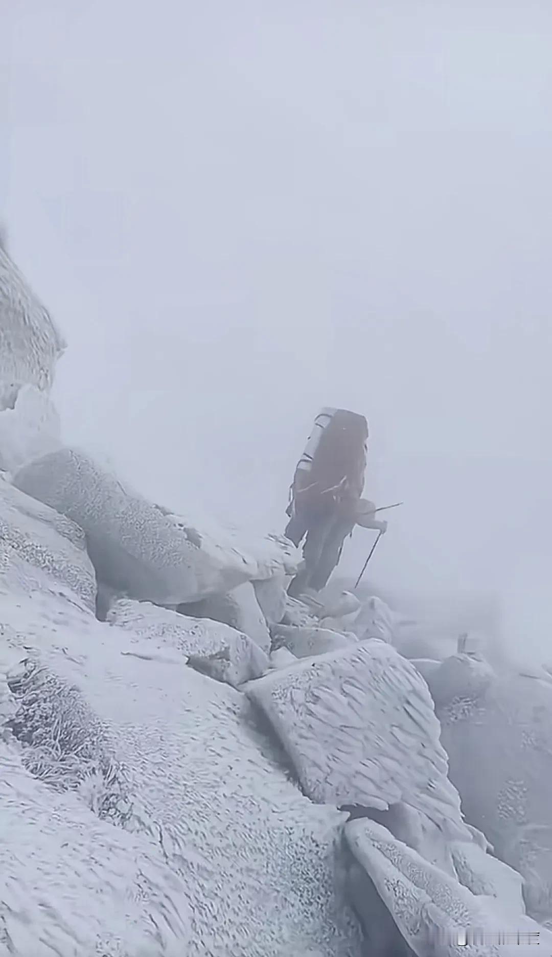 这是一条目前被禁止徒步穿越的线路，它就是有着中华龙脊线之称的鳌太线，也就是鳌山到