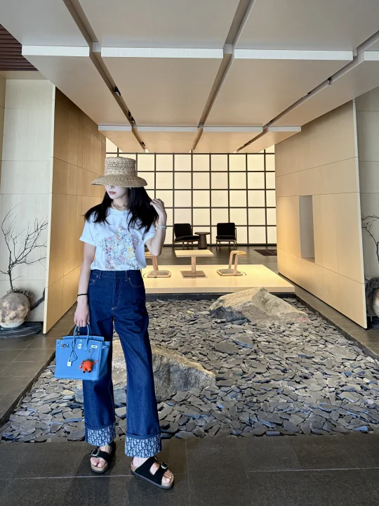 在承德阿那亚金山岭避暑的迪奥dior女孩