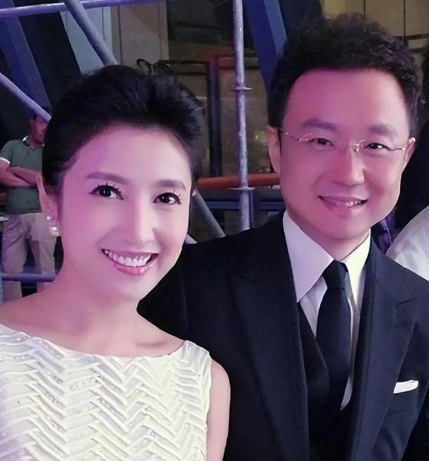 著名主持人刚强向春妮求婚，春妮说：“结婚可以，但我要丁克，我不会给你生孩子的。”