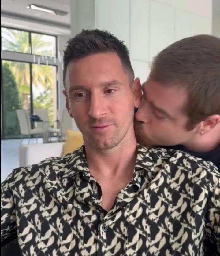 梅西被吃豆腐了！[尬笑][笑哭][捂脸]胡子剃错了吗？没有胡子的梅西，瞬间让人感