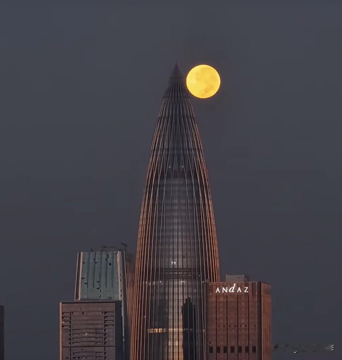 今年中秋十五的月亮十七圆，
深圳湾拂晓，一轮满盈秋月
缓缓沉向海湾‼️