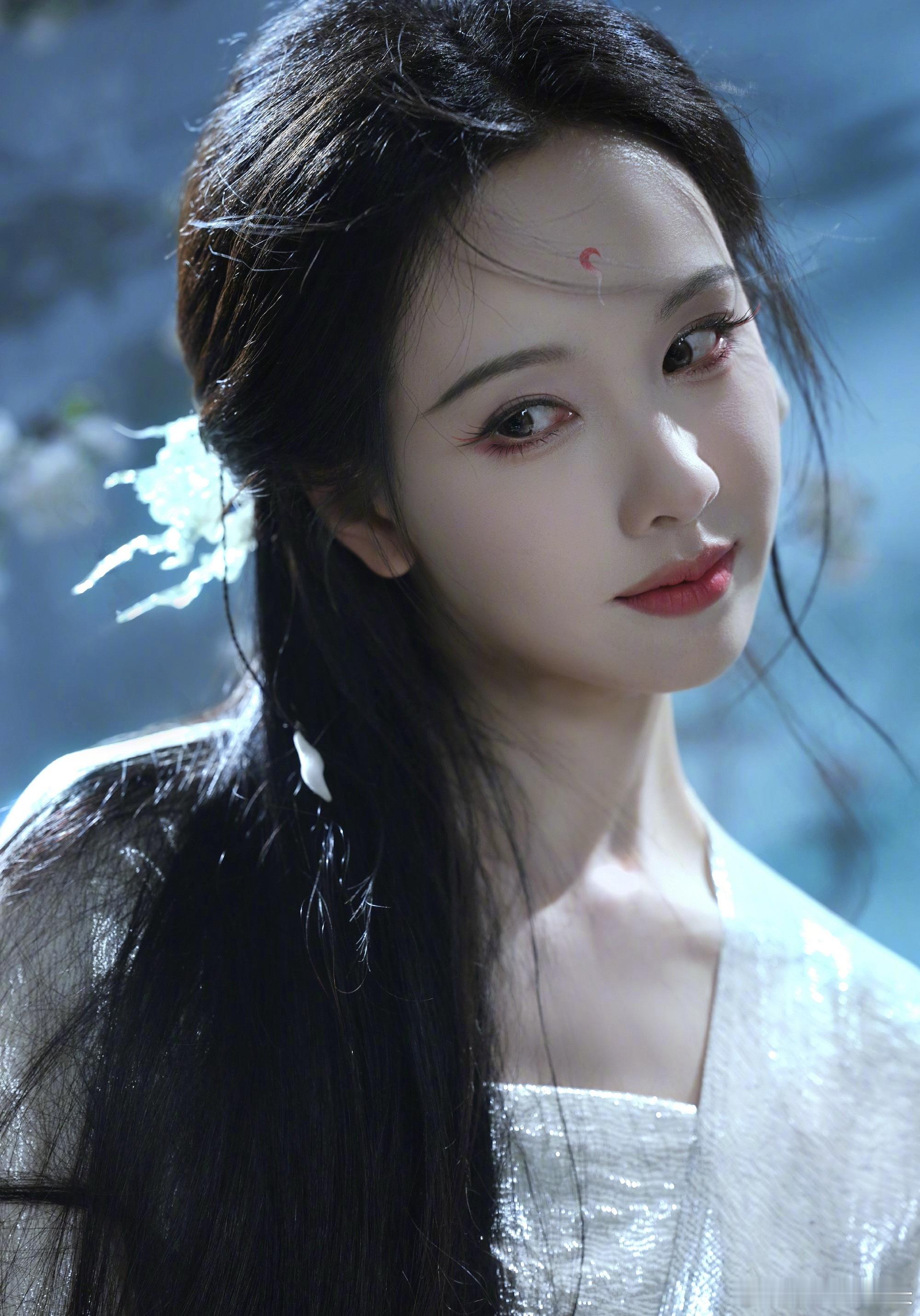 陈都灵狐妖造型 就是眼神很木 