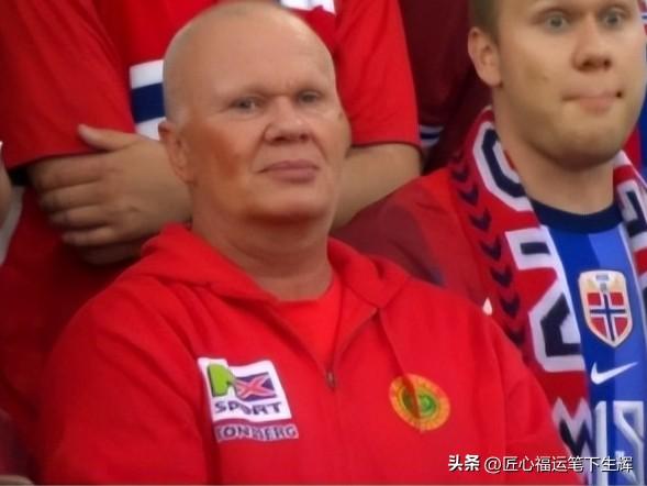 哈兰德的爷爷埃尔林现年74岁，挪威人，相貌和孙子几乎一模一样。他年轻时是业余球员