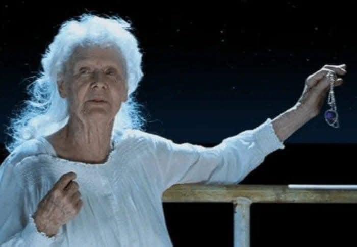 长大成人后，你会意识到在《泰坦尼克号》中，露丝 Rose 为了纪念一个只和她发生