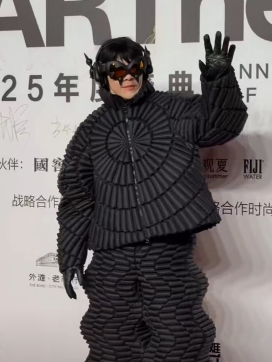 【 向佐公开机械人造型 】 近日，演员向佐公开了自己的最新造型，他表示“今天又不