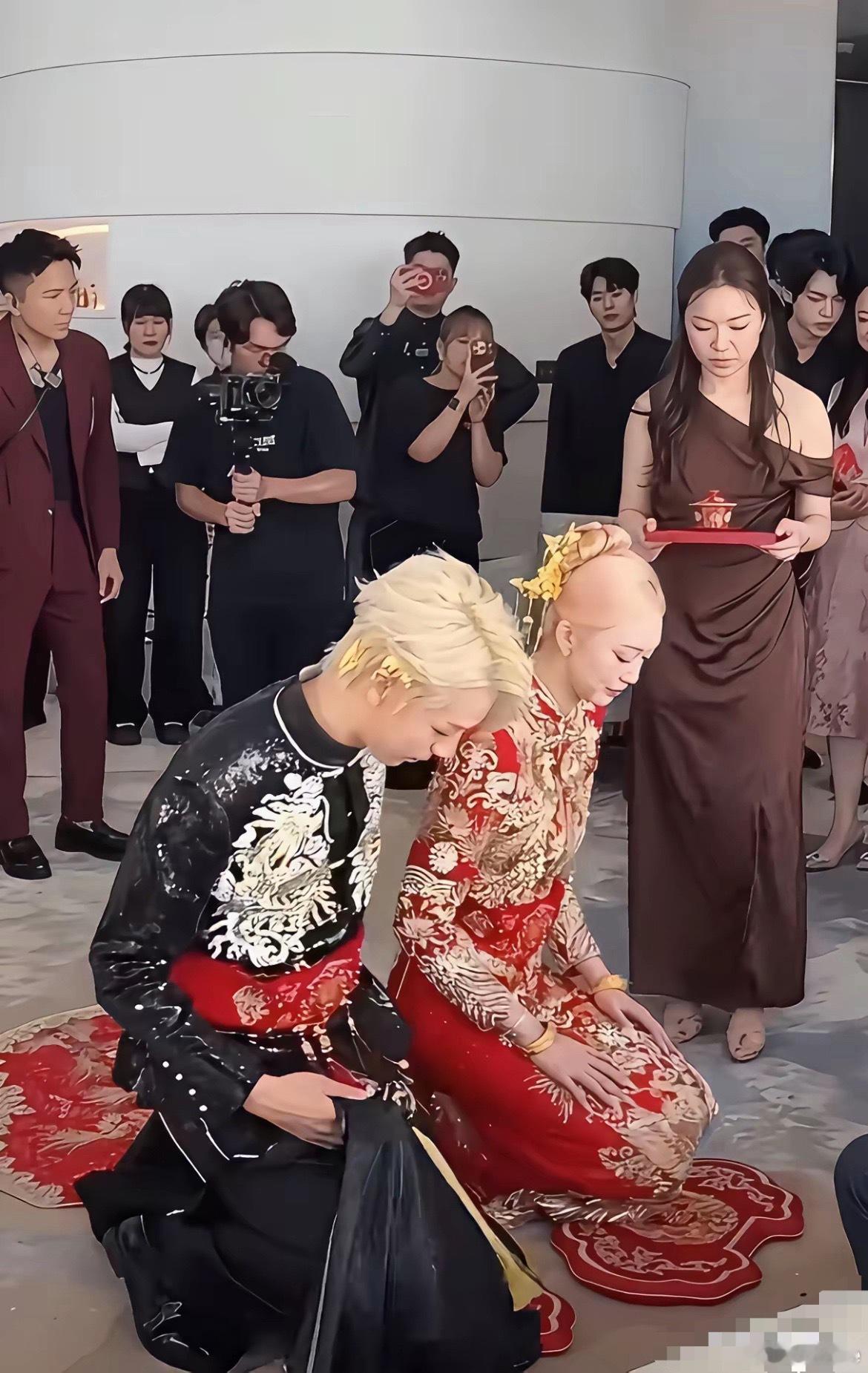 新娘对不起 第一眼以为是光头新娘然后才知道是染了头发 