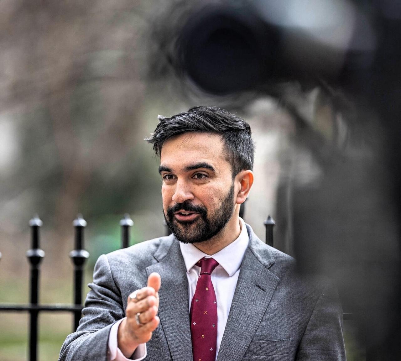 快讯！快讯！
 
美国纽约方面突然传出了“34岁州众议员佐兰·马姆达尼当选纽约下